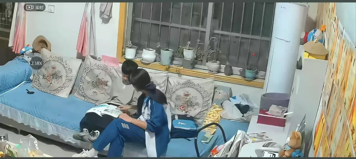 《来自姐姐的爱》无删减完整版在线播放-来自姐姐的爱全集高清正片免费观看-监控下辅导作业名场面暖心日常
