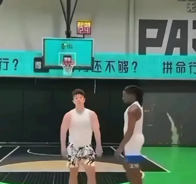 《牛教练的裤子》1080P无删减免费播放-黑哥背后掏出的不是篮球是物理教材-《牛教练的裤子》约好操场见分高下全片